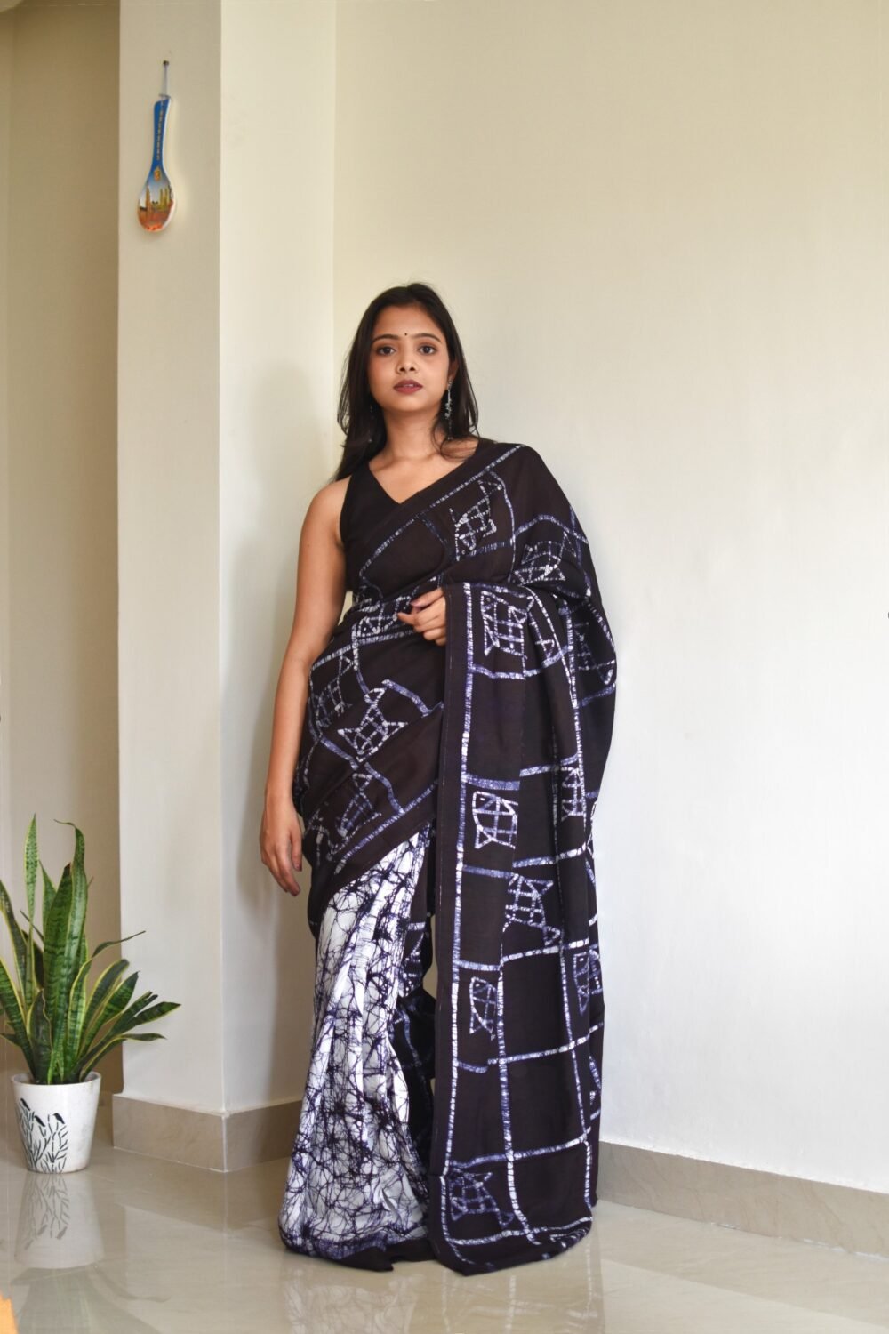 Fish and Checks Hand Batik Art in Silk Saree - Image 2