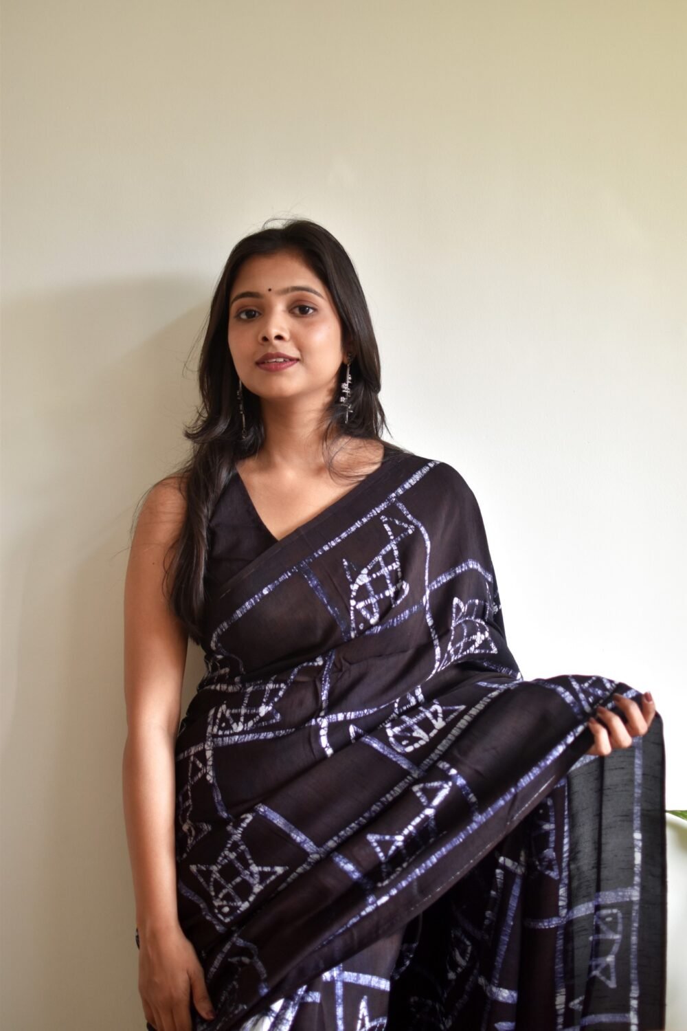 Fish and Checks Hand Batik Art in Silk Saree - Image 4