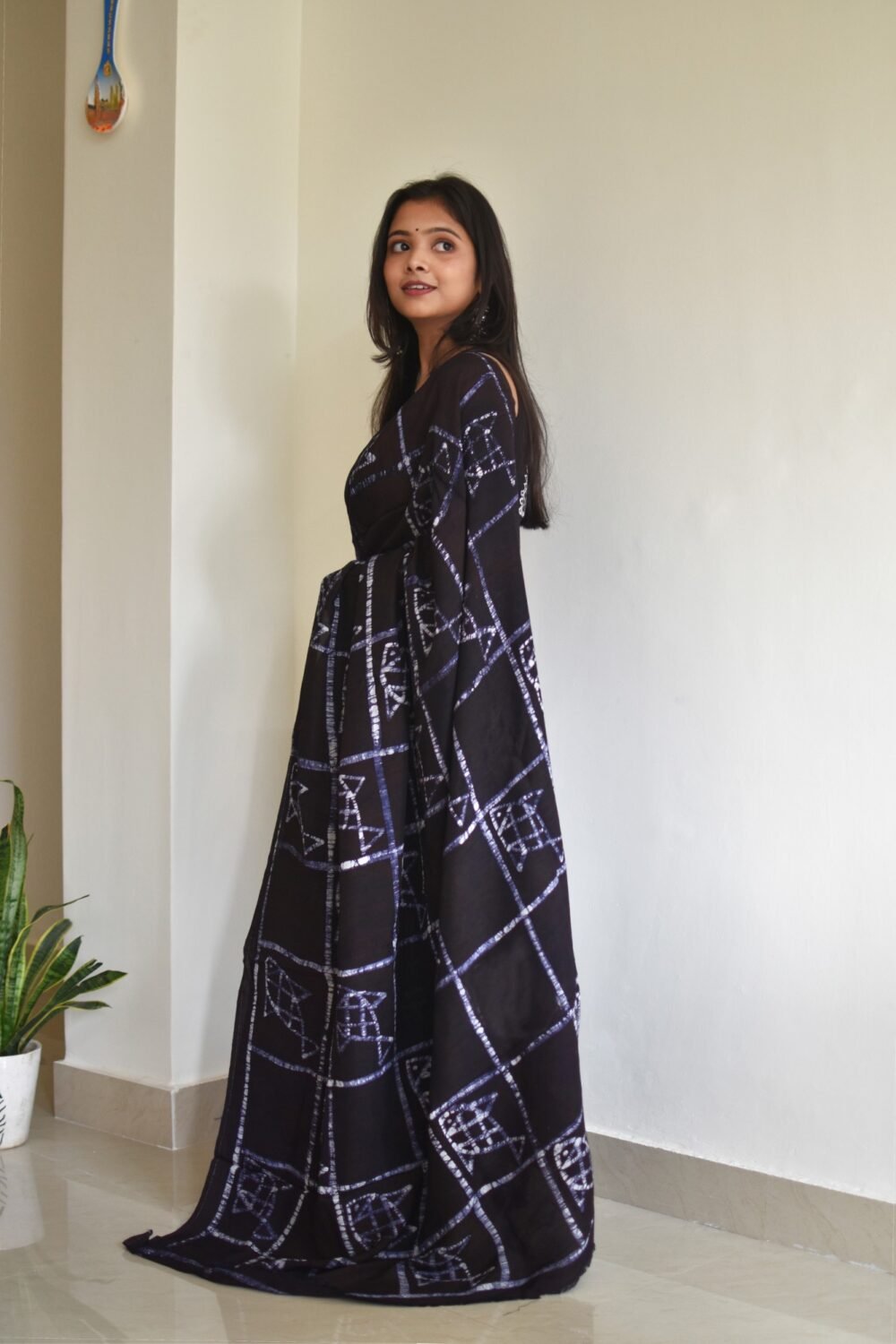 Fish and Checks Hand Batik Art in Silk Saree - Image 5