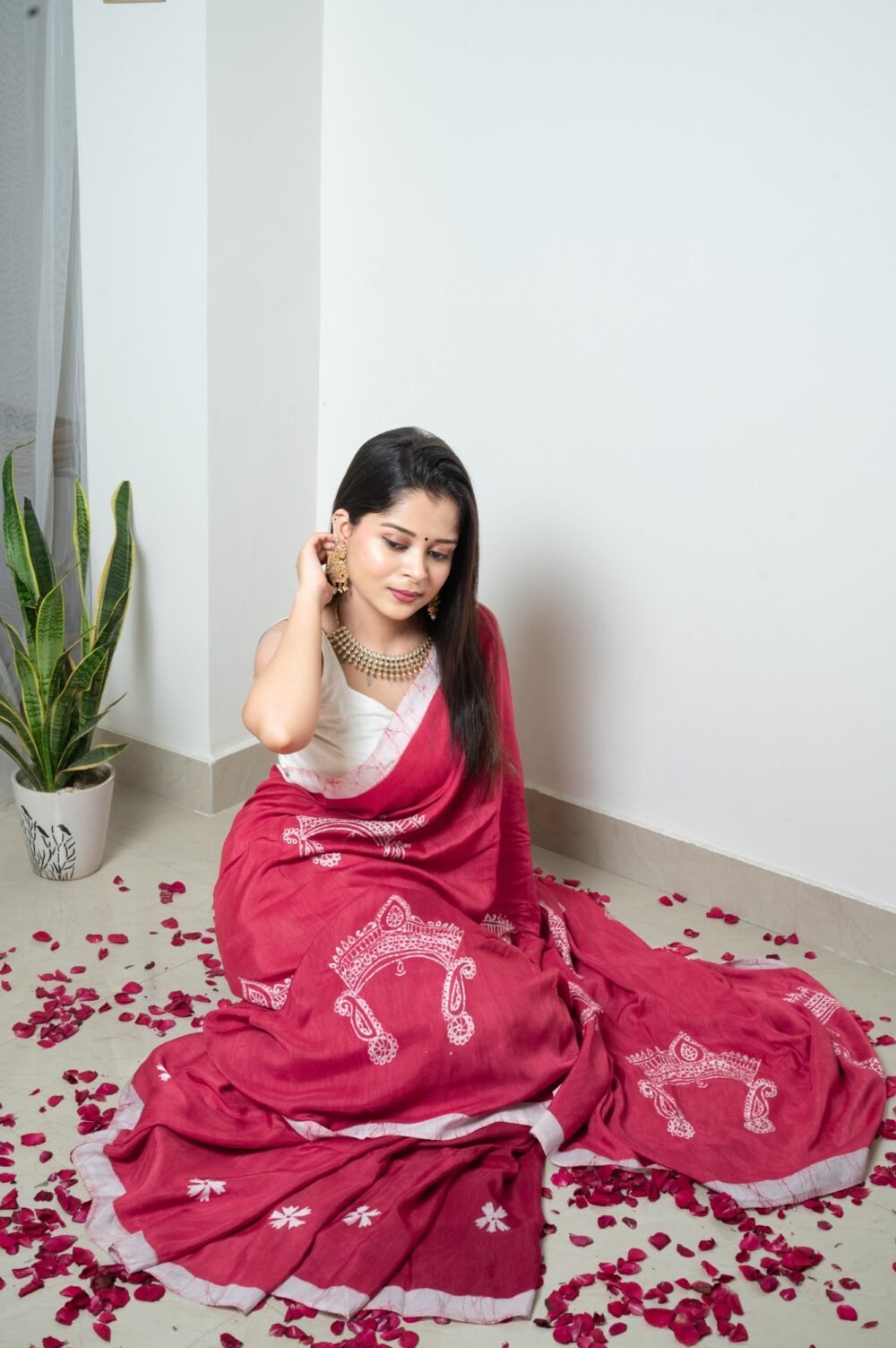 Durga Mukut Magenta Hand-painted Batik Art in Silk Saree - Image 6