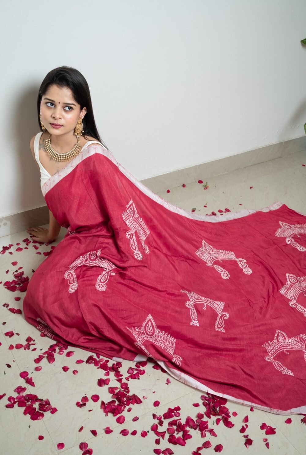 Durga Mukut Magenta Hand-painted Batik Art in Silk Saree - Image 7
